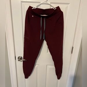 Figs joggers set in maroon